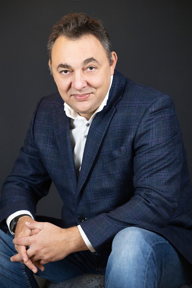 Portrait of author Andrei Muntean